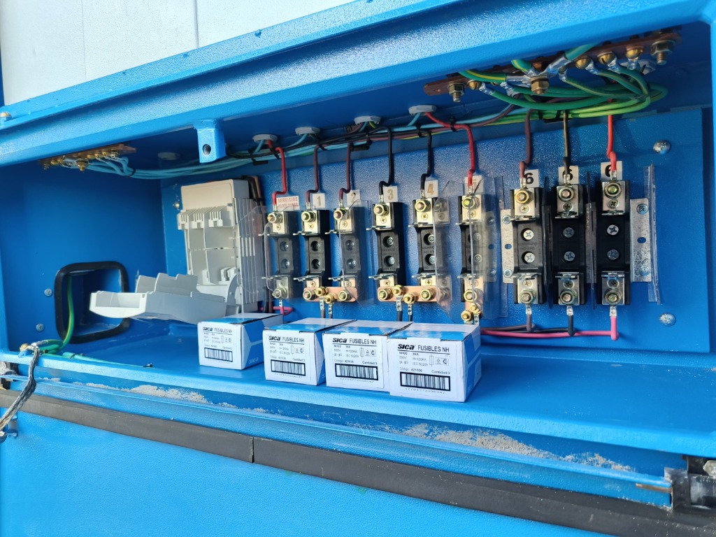 Detalle de fusibles y protecciones