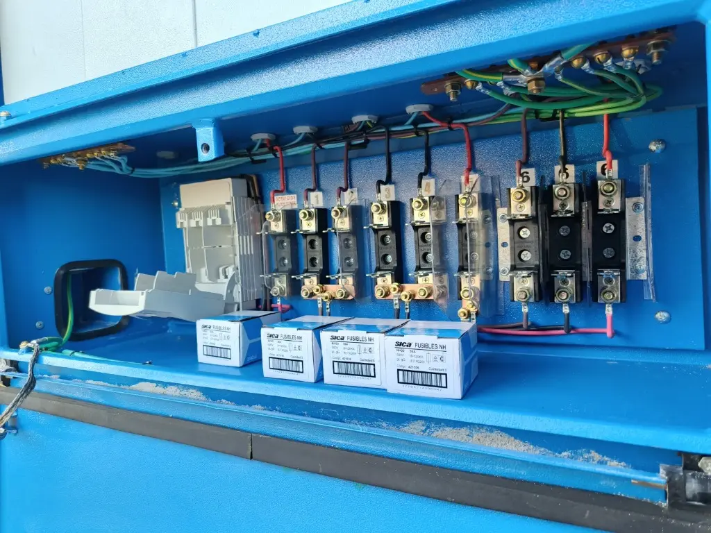Detalle de fusibles y protecciones