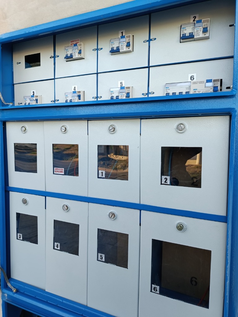 Gabinete colectivo abierto con medidores